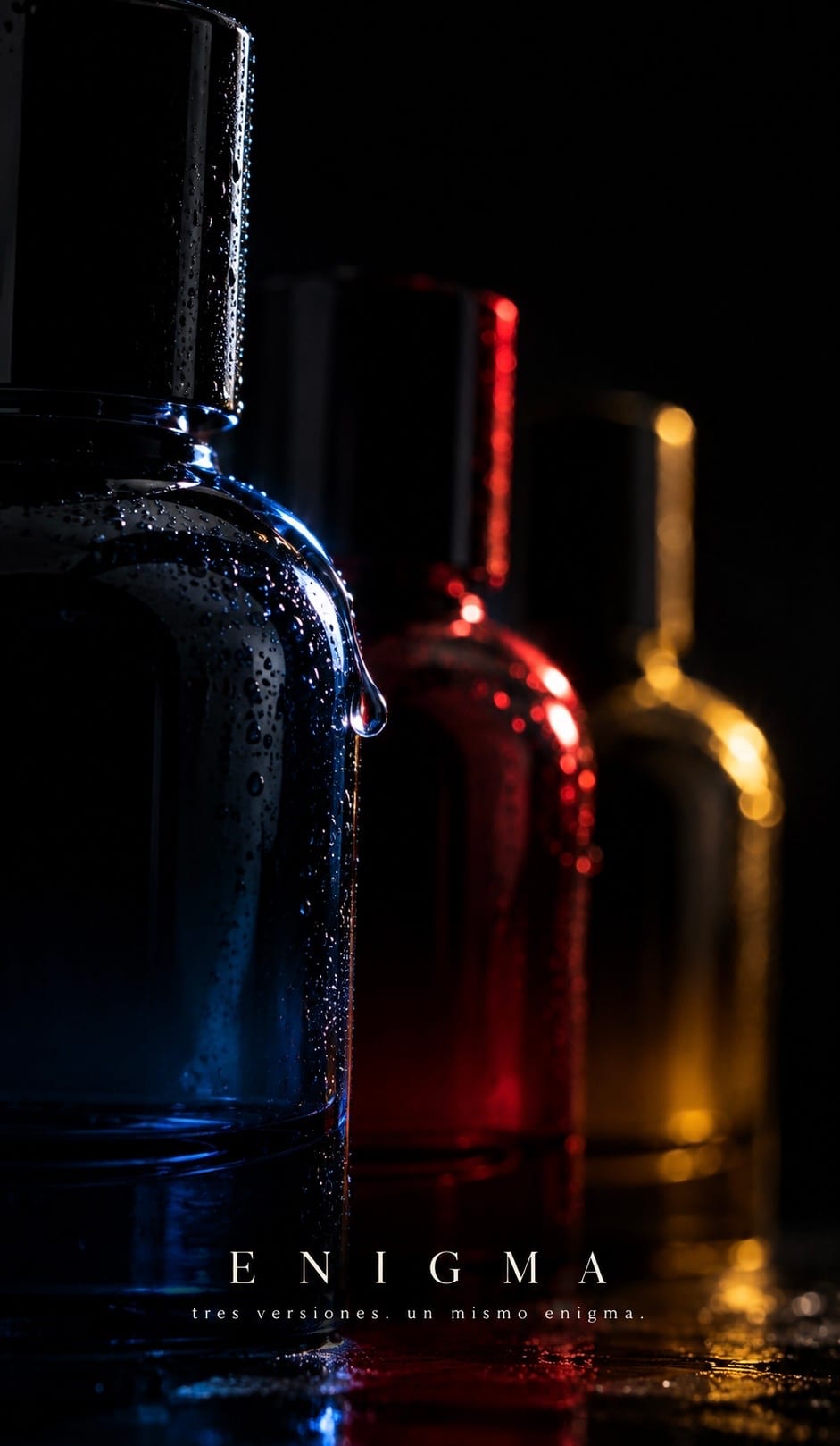 Los tres frascos del Combo Esencial iluminados en azul, rojo y ámbar sobre una superficie oscura.